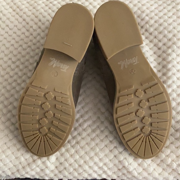 Tara M Keegan ankle boot in Taupe Never Worn - Picture 4 of 4